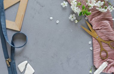 Pembe kumaş ve dikiş araçları görüntü, üst görünüm 