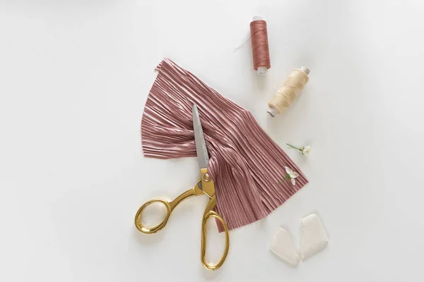 Imagem de tecido rosa e ferramentas de costura, vista superior — Fotografia de Stock
