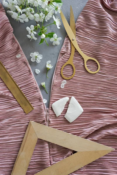 Afbeelding van roze stof en naai gereedschappen, bovenaanzicht — Stockfoto