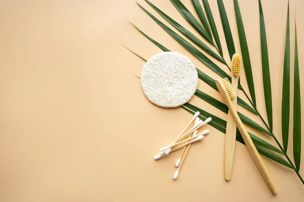 Dos cepillos de bambú, esponjas de luffa para el cuidado de la cara y cott de bambú — Foto de Stock