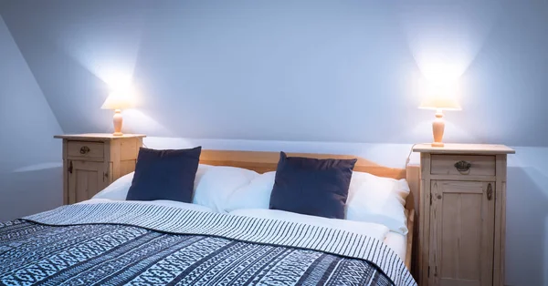 Ayrıntılı, sembol sağlıklı akşam uyku, evlilik ahşap yatak başucu masa ve aydınlatma masif ahşap Klasik Çift Kişilik Yatak yapılmış