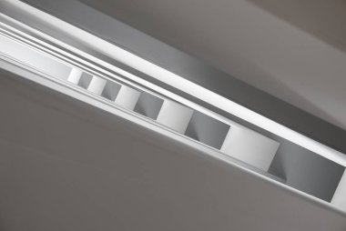 Işıklık merdiven bir evde, beyaz minimalist ayrıntılı olarak modern ev boyunca