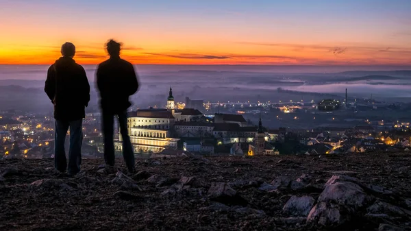 Gün batımında, Chateau Mikulov görünümünde Sv. Kopecek, ana baskın Mikulov Chateau Hill (Zamecky Vrch), Çek Cumhuriyeti, şehir Mikulov Moravia'deki / daki bakarak iki turist