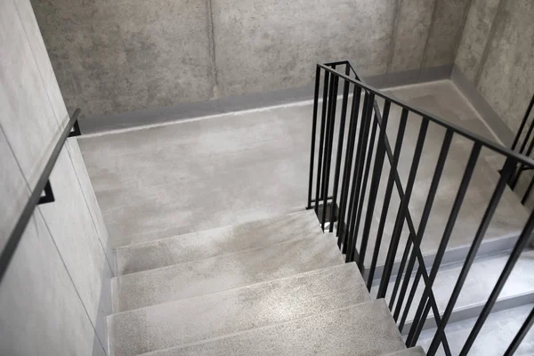 Modern Elegáns Minimalista Beton Lépcső Fekete Acél Korlátok Escape Konkrét — Stock Fotó