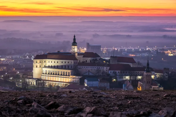 Mikulov Chateau Hill (Zamecky Vrch), Mikulov kutsal Hill (Svaty Kopecek), şehir Mikulov castle, Çek Cumhuriyeti ile görünümünü gece gece görünümü ana baskın
