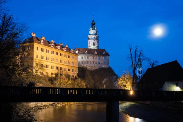Romantik bir gece atış Cesky Krumlov kale, köprü ve nehir ve chateau City Cesky Krumlov, Çek Cumhuriyeti gece görünümü