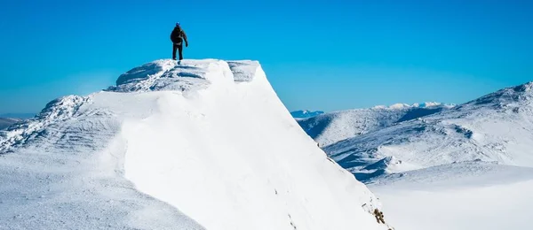 Atlet Berjalan Melalui Pegunungan Alpine Musim Dingin Manusia Puncak Pegunungan — Stok Foto