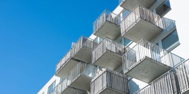 Yeni daireli ev, cephe balkonlu modern daire ev üzerinde sembol