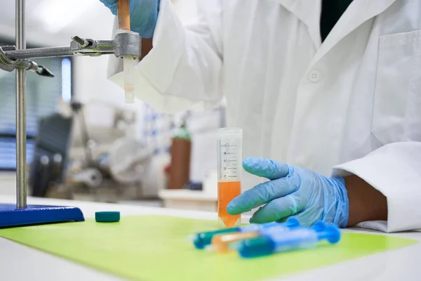 Pesquisa Laboratório Bioquímica Cientista Médico Jaleco Segurando Tubo Teste Grande — Fotografia de Stock