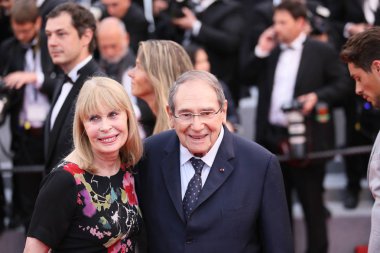 Candice Patou ve Robert Hossein 'Yakıcı' tarama 71 Cannes Film Festivali sırasında Palais des Festivals üzerinde 16 Mayıs 2018 Fransa'nın Cannes katılmak.
