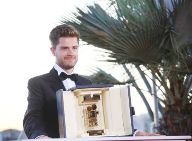 71 Cannes Film Festivali sırasında Palais 19 Mayıs 2018 tarihinde Fransa'nın Cannes ile en iyi yönetmen Kamera d'Or Jüri Ödülü Palme D'Or kazanan Photocal, 'Kız' Lukas Dhont Direktörü poz veriyor.