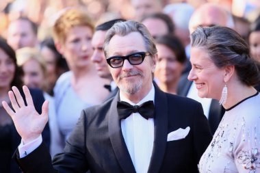 Gary Oldman ve Gisele Schmidt 71 Cannes Film Festivali sırasında Palais des Festivals, 19 Mayıs 2018 tarihinde Fransa'nın Cannes kapanış törenine katılmak. 