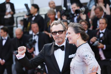 Gary Oldman ve Gisele Schmidt 71 Cannes Film Festivali sırasında Palais des Festivals, 19 Mayıs 2018 tarihinde Fransa'nın Cannes kapanış törenine katılmak. 