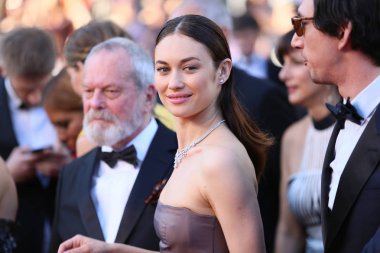 Terry Gilliam, Olga Kurylenko, Adam şoför 71 Cannes Film Festivali sırasında Palais des Festivals, 19 Mayıs 2018 tarihinde Fransa'nın Cannes kapanış törenine katılmak. 
