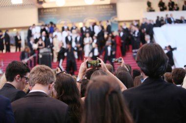Seyirci ve fotoğrafçılar genel görünümünü Palais 71 Cannes Film Festivali'nde Cannes, Fransa kapanış töreni 19 Mayıs 2018 üzerinde sırasında kırmızı halı üzerinde.