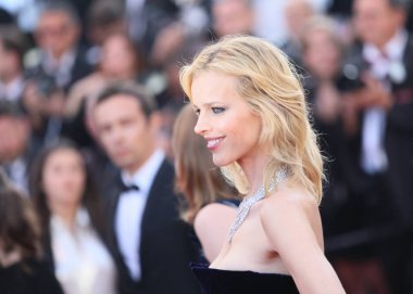 Eva Herzigova 71 Cannes Film Festivali sırasında Palais üzerinde 11 Mayıs 2018 Fransa'nın Cannes 'Ash en saf beyaz (Jiang Hu Er Nv)' ile taranması katılır.