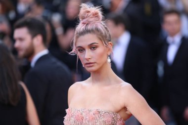 71 yıllık Cannes Film Festivali sırasında Palais des Festivals üzerinde 12 Mayıs 2018 Fransa'nın Cannes 'Kızlar güneşin (Les Filles Du Soleil)' tarama Hailey Baldwin katılır