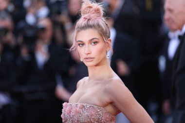 71 yıllık Cannes Film Festivali sırasında Palais des Festivals üzerinde 12 Mayıs 2018 Fransa'nın Cannes 'Kızlar güneşin (Les Filles Du Soleil)' tarama Hailey Baldwin katılır