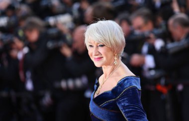 71 yıllık Cannes Film Festivali sırasında Palais des Festivals üzerinde 12 Mayıs 2018 Fransa'nın Cannes 'Kızlar güneşin (Les Filles Du Soleil)' tarama Helen Mirren katılır