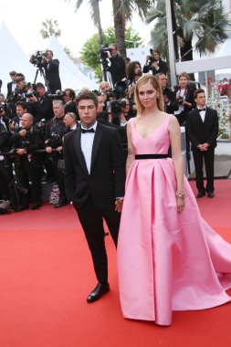 Chiara Ferragni, Fedez 71 yıllık Cannes Film Festivali sırasında Palais des Festivals üzerinde 13 Mayıs 2018 Fransa'nın Cannes 'Lavabo ya da yüzmek (Le Grand Bain)' ile taranması katılmak.
