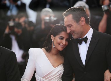 Leila Bekhti, Gilles Lellouche 71 yıllık Cannes Film Festivali sırasında Palais des Festivals üzerinde 13 Mayıs 2018 Fransa'nın Cannes 'Lavabo ya da yüzmek (Le Grand Bain)' ile taranması katılmak. 