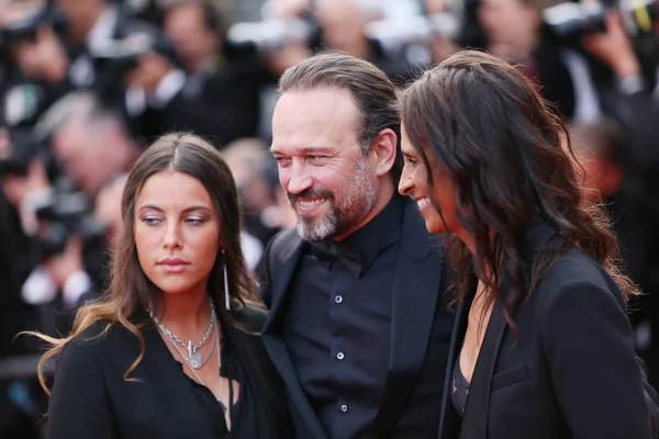 Vincent Perez ve Karine Silla 71 yıllık Cannes Film Festivali sırasında Palais des Festivals üzerinde 13 Mayıs 2018 Fransa'nın Cannes 'Lavabo ya da yüzmek (Le Grand Bain)' ile taranması katılmak.