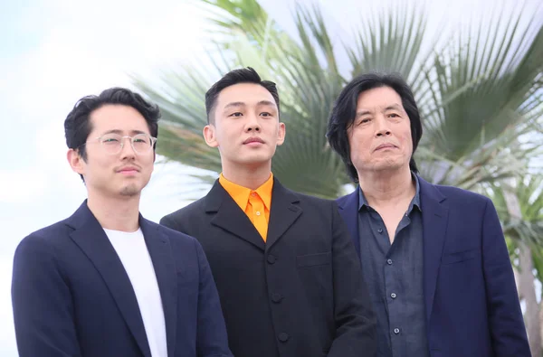 Steven Yeun Jong Seo Jeon Yoo Yakıcı Photocall Yıllık Cannes — Stok fotoğraf