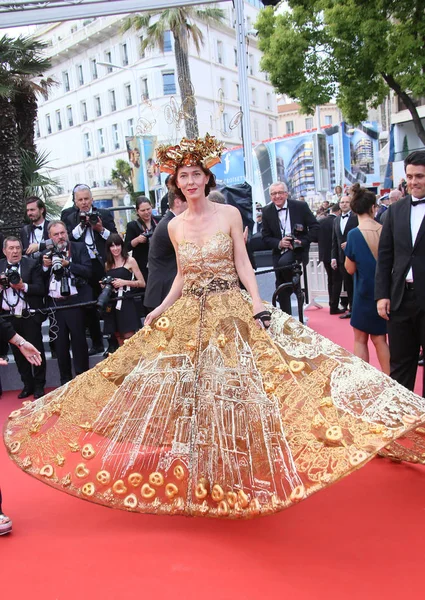 71 yıllık Cannes Film Festivali sırasında Palais des Festivals üzerinde 18 Mayıs 2018 Fransa'nın Cannes 'yabani armut ağacı (Ahlat ağacı)' ile taranması Larisa Katz katılır. 