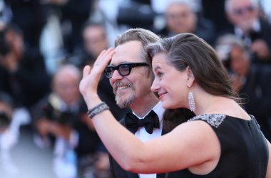 Gary Oldman ve Gisele Schmidt 'Capharnaum' tarama 71 yıllık Cannes Film Festivali sırasında Palais des Festivals üzerinde 17 Mayıs 2018 Fransa'nın Cannes katılmak.
