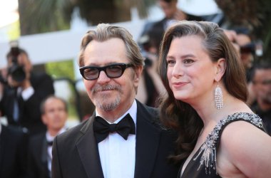Gary Oldman ve Gisele Schmidt 'Capharnaum' tarama 71 yıllık Cannes Film Festivali sırasında Palais des Festivals üzerinde 17 Mayıs 2018 Fransa'nın Cannes katılmak.