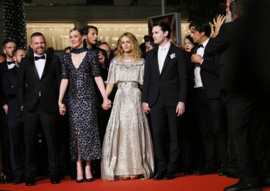 Yann Gonazalez, Vanessa Paradis ve Nicolas Maury 71 Cannes Film Festivali sırasında Palais 17 Mayıs 2018 tarihinde Fransa'nın Cannes 'Bıçak + kalp (BM Couteau Dans Le Coeurr)' testi ile taranması katılmak.