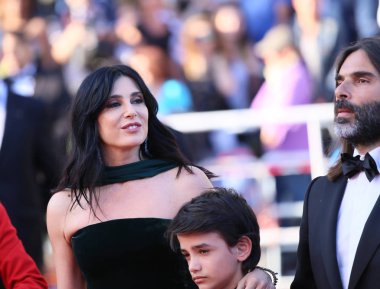 Khaled Mouzanar, Nadine Labaki ve Zain Alrafeea katılmak tarama of'Capharnaum' 71 yıllık Cannes Film Festivali sırasında Palais des Festivals üzerinde 17 Mayıs 2018 Cannes, Fransa. 