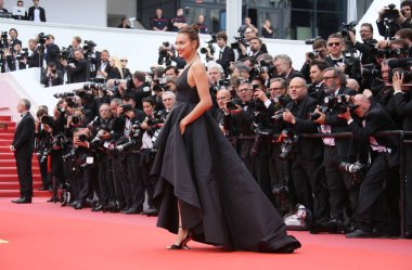 Irina Shayk 'Yomeddine' tarama 71 yıllık Cannes Film Festivali sırasında Palais des Festivals, 9 Mayıs 2018 tarihinde Fransa'nın Cannes katılır.