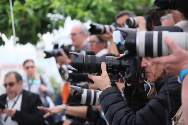 71 yıllık Cannes Film Festivali sırasında Palais des Festivals üzerinde 16 Mayıs 2018 Fransa'nın Cannes 'In savaş (tr Guerre)' Photocall fotoğrafçı katılır. 