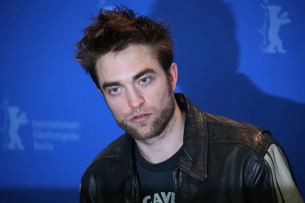 Robert Pattinson Posa Llamada Fotográfica Damsel Durante 68º Festival Internacional — Foto de Stock