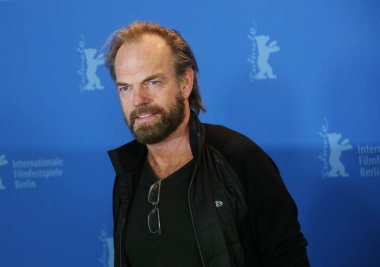  Hugo Weaving siyah 47 Photocall katılır sırasında 68 Berlinale Film Festivali'nde Grand Hyatt Hotel üzerinde 16 Şubat 2018, Berlin, Almanya.