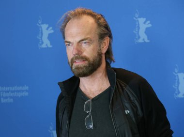  Hugo Weaving siyah 47 Photocall katılır sırasında 68 Berlinale Film Festivali'nde Grand Hyatt Hotel üzerinde 16 Şubat 2018, Berlin, Almanya.
