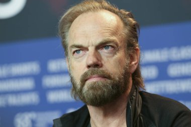 Hugo Weaving siyah 47 basın toplantısı sırasında 68 Berlinale Film Festivali'nde Grand Hyatt Hotel üzerinde 16 Şubat 2018, Berlin, Almanya katılır.