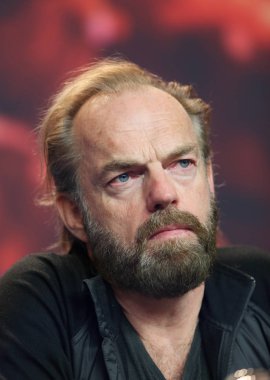  Hugo Weaving siyah 47 basın toplantısı sırasında 68 Berlinale Film Festivali'nde Grand Hyatt Hotel üzerinde 16 Şubat 2018, Berlin, Almanya katılır.