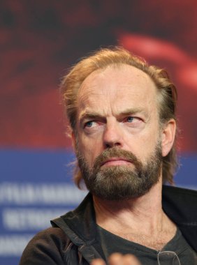  Hugo Weaving siyah 47 basın toplantısı sırasında 68 Berlinale Film Festivali'nde Grand Hyatt Hotel üzerinde 16 Şubat 2018, Berlin, Almanya katılır.