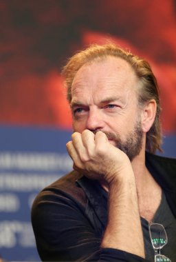  Hugo Weaving siyah 47 basın toplantısı sırasında 68 Berlinale Film Festivali'nde Grand Hyatt Hotel üzerinde 16 Şubat 2018, Berlin, Almanya katılır.