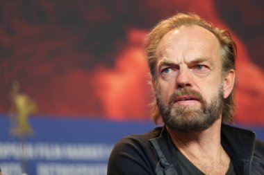  Hugo Weaving siyah 47 basın toplantısı sırasında 68 Berlinale Film Festivali'nde Grand Hyatt Hotel üzerinde 16 Şubat 2018, Berlin, Almanya katılır.