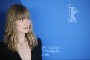 Rosamund Pike pozlar '7 günde Entebbe' adlı (Entebbe içinde 7 Tage) fotoğraf arama sırasında 68 Berlinale Uluslararası Film Festivali Berlin Grand Hyatt Hotel'de üzerinde 19 Şubat 2018, Berlin, Almanya.