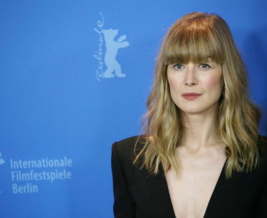 Rosamund Pike pozlar '7 günde Entebbe' adlı (Entebbe içinde 7 Tage) fotoğraf arama sırasında 68 Berlinale Uluslararası Film Festivali Berlin Grand Hyatt Hotel'de üzerinde 19 Şubat 2018, Berlin, Almanya.