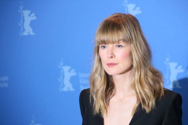Rosamund Pike pozlar '7 günde Entebbe' adlı (Entebbe içinde 7 Tage) fotoğraf arama sırasında 68 Berlinale Uluslararası Film Festivali Berlin Grand Hyatt Hotel'de üzerinde 19 Şubat 2018, Berlin, Almanya.