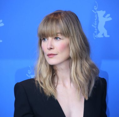 Rosamund Pike pozlar '7 günde Entebbe' adlı (Entebbe içinde 7 Tage) fotoğraf arama sırasında 68 Berlinale Uluslararası Film Festivali Berlin Grand Hyatt Hotel'de üzerinde 19 Şubat 2018, Berlin, Almanya.