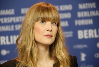 Rosamund Pike '7 günde Entebbe' adlı görülür (Entebbe içinde 7 Tage) basın toplantısı sırasında 68 Berlinale Uluslararası Film Festivali Berlin Grand Hyatt Hotel'de üzerinde 19 Şubat 2018, Berlin, Almanya. 