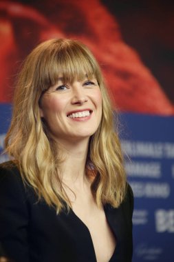 Rosamund Pike '7 günde Entebbe' adlı görülür (Entebbe içinde 7 Tage) basın toplantısı sırasında 68 Berlinale Uluslararası Film Festivali Berlin Grand Hyatt Hotel'de üzerinde 19 Şubat 2018, Berlin, Almanya. 