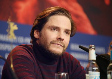 Daniel Bruehl '7 günde Entebbe' katılır (Entebbe içinde 7 Tage) basın toplantısı sırasında 68 Berlinale Uluslararası Film Festivali Berlin Grand Hyatt Hotel'de üzerinde 19 Şubat 2018, Berlin, Almanya. 
