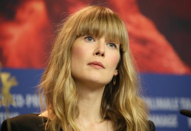 Rosamund Pike '7 günde Entebbe' adlı görülür (Entebbe içinde 7 Tage) basın toplantısı sırasında 68 Berlinale Uluslararası Film Festivali Berlin Grand Hyatt Hotel'de üzerinde 19 Şubat 2018, Berlin, Almanya. 